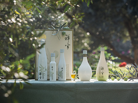 祥宇特級(jí)初榨橄欖油，純手工采摘、精選優(yōu)質(zhì)油橄欖鮮果，用意大利貝亞雷斯全自動(dòng)設(shè)備物理冷榨工藝，在鮮果采摘后8小時(shí)內(nèi)限時(shí)鮮榨而成。