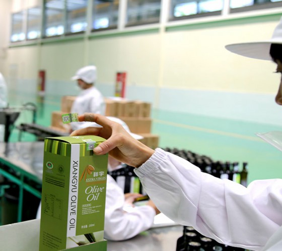 公司國(guó)通“訂單農(nóng)業(yè)”模式，獨(dú)創(chuàng)8小時(shí)限時(shí)鮮榨，從手工采摘、按質(zhì)收購(gòu)、便捷運(yùn)輸、純物理冷榨、充氮低恒溫儲(chǔ)存、灌裝等全程管理，并通過(guò)嚴(yán)格的品質(zhì)控..